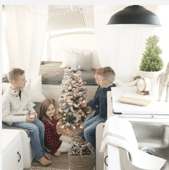 Camper : How We Decorate For Christmas!