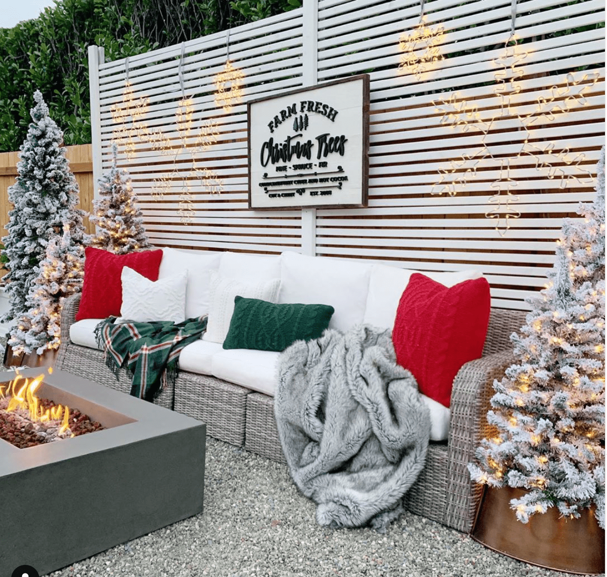 DIY Privacy Screen Christmas Decor